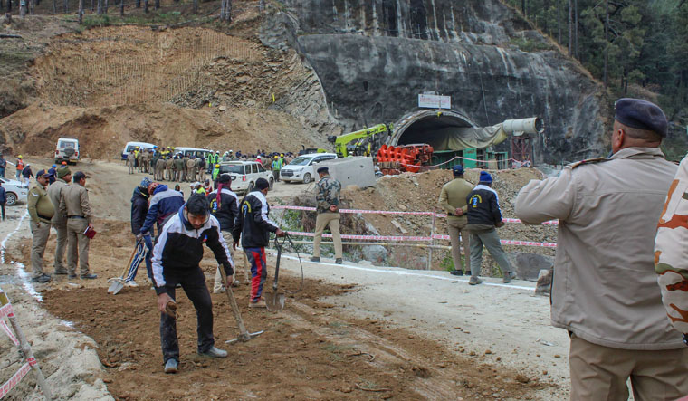 Uttarkashi rescue: 'Pipe pushed in 55.3m', says official; 'Good news by late evening' - Vimarsana News